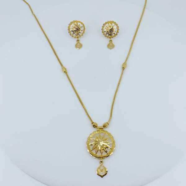 Classic Gold Floral Disc Pendant Set