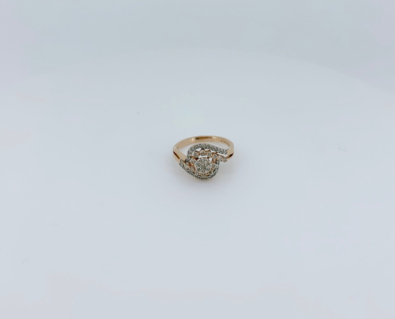 Radiant Bloom Diamond Ring / Glorious Cocktail Look Diamond Ring